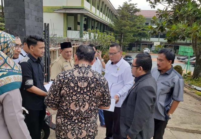 
					DPRD Kota Depok melakukan sidak di Perumahan Gardens At Candi Sawangan, Depok.