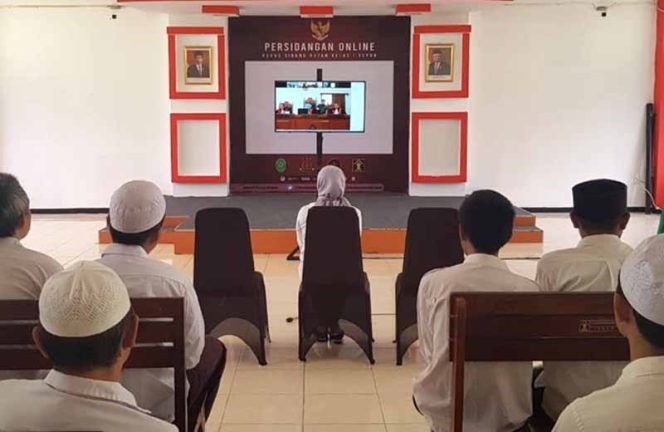 
					Suasana sidang online di Rutan Kelas II B Cilodong Depok, Senin (30/3).