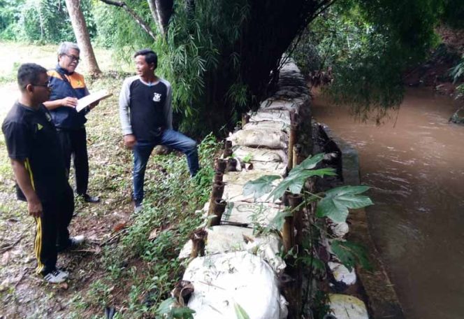 
					Sekretaris Kelurahan Sawangan Baru, Fajar Mei Hendri bersama Kasi Ekbang, Muhammad Rusli dan Herman dari PUPR meninjau lokasi yang akan dibangun turap.