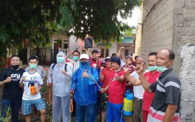 
					Warga Tirtajaya melakaukan penyemprotan disinfektan.  