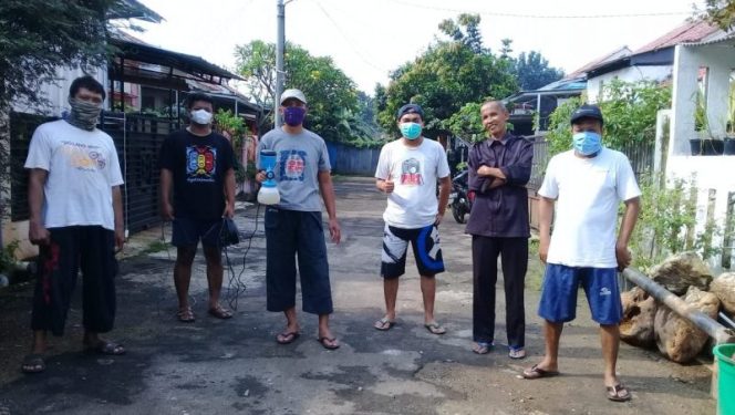 
					Warga Tugu Residence Lakukan Penyemprotan Disinfektan Secara Swadaya.