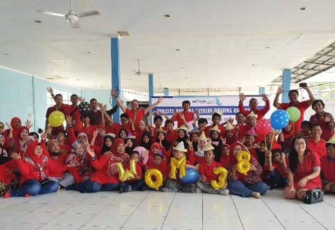 
					Penyandang disabilitas saat tamasya ke Taman Mini Indonesia Indah.