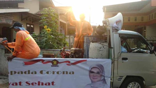 
					Penyemprotan disinfektan secara mandiri di sejumlah lingkungan masyarakat.