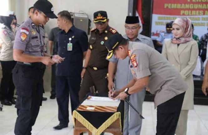 
					Kapolres Metro Depok Kombes Azis Andriansyah menandatangani zona integritas dan wilayah bebas korupsi serta birokrasi bersih dan melayani. (FOTO : Istimewa)