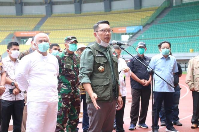 
					Gubernur Jawa Barat, Ridwan Kamil datang ke Stadion Chandrabaga Bekasi guna mengecek tempat tes kesehatan massal.