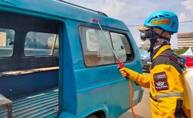 
					Relawan melakukan penyemprotan disinfektan untuk Angkot.