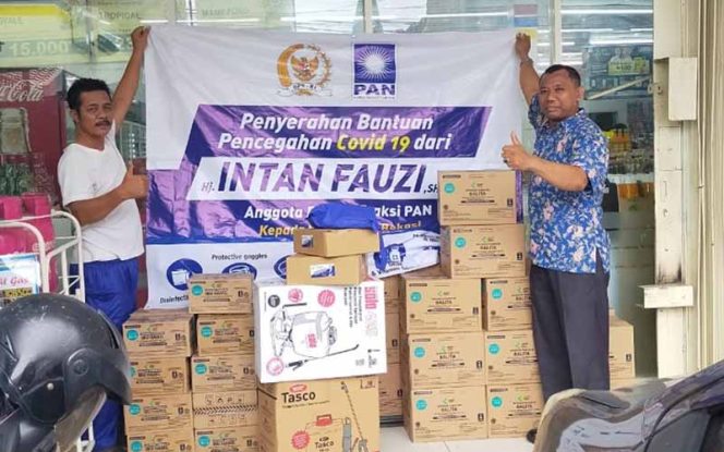 
					Intan Fauzi, anggota DPR RI Fraksi PAN siap menyalurkan bantuan. Tampak, Lahmudin (kiri) anggota DPRD Kota Depok Fraksi PAN sebelum menyerahkan bantuan. 