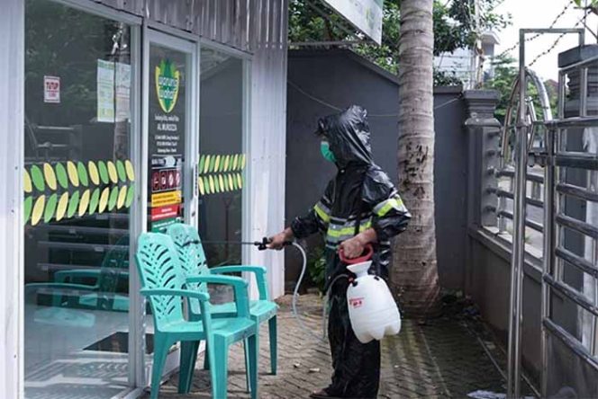 
					HIPMI Peduli #lawancovid19 di Depok dengan melakukan penyemprotan disinfektan di sejumlah tempat.