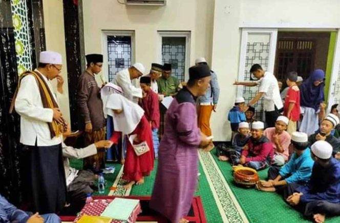 
					Suasana santunan yatim yang rutin diberikan Yayasan Manahilul Khoirot di Jalan Rembulan Raya, RT 01/RW 07, Kelurahan Pancoranmas, Kecamatan Panmas.