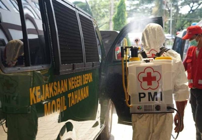 
					Petugas PMI melakukan penyemprotan disinfektan di kantor Kejaksaan Negeri Depok, Selasa (17/3).