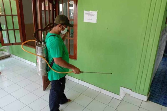 
					Tanah Baru Semprot Disinfektan di 20 Titik