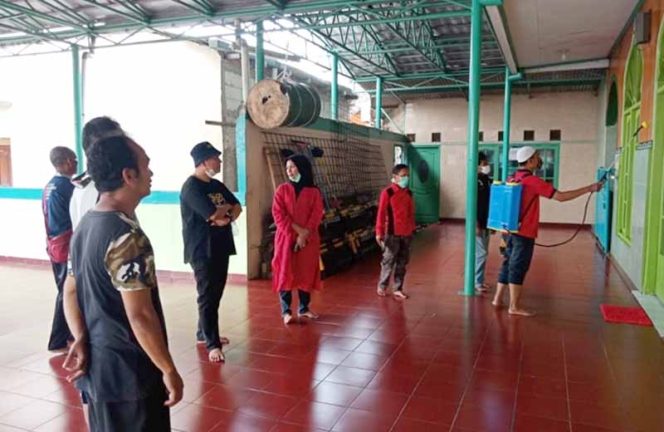 
					Suasana penyemprotan disinfektan di Masjid Jami Al Muttaqin.