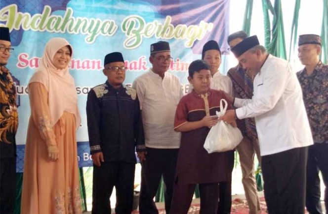 
					Walikota Depok Mohammad Idris bersama pengusaha H. Acim secara simbolis memberikan santunan anak yatim di Kelurahan Tanah Baru, Kecamatan Beji.