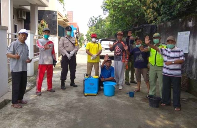 
					Warga di lingkungan RT 09/RW 16 Kelurahan Mekarjaya secara mandiri menyemprot disinfektan.