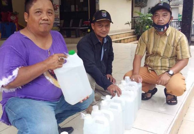 
					Pengurus RW dan RT menyiapkan disinfektan tambahan untuk disemprot di permukiman. 