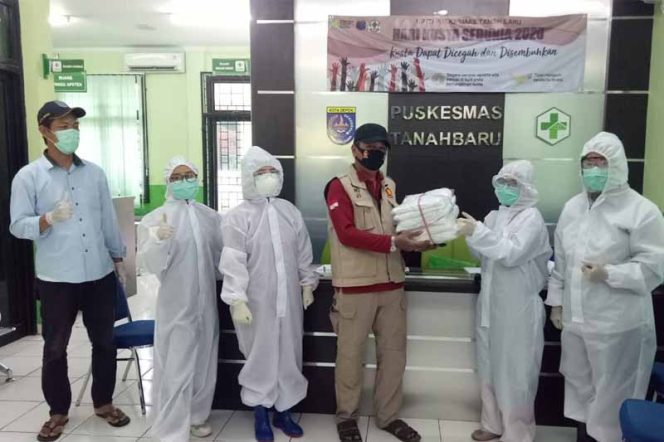 
					Penyerahan APD dari Gerindra ke petugas medis di salah satu Puskesmas di kawasan Depok. (FOTO: Istimewa)