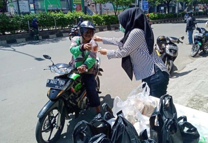 
					Afifah Alia berinisiatif membagikan makan siang gratis kepada masyarakat di sekitar kawasan Margonda Raya, Selasa (31/03).