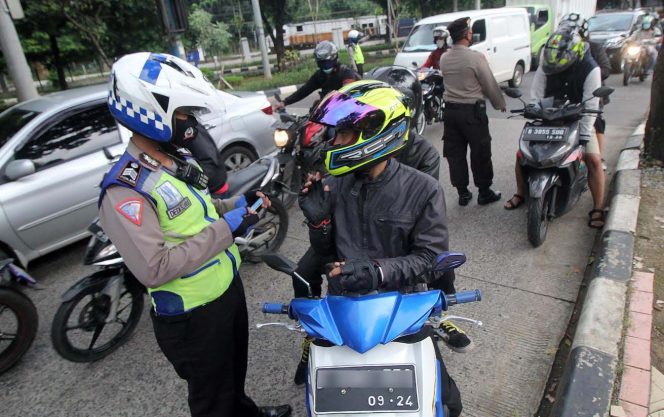 
					Provinsi Jawa Barat memperpanjang pembatasan sosial berskala besar atau PSBB di kawasan Bogor, Depok, dan Bekasi sampai dua pekan kedepan.