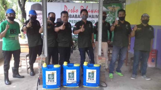 
					Anggota DPRD Kota Depok, Babai Suhaemi bersama relawan siap menyemprotkan disinfektan.