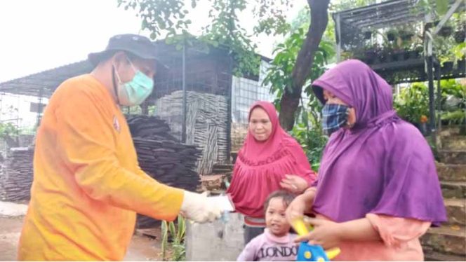 
					Tim Penanggulangan Bencana Damkar Depok Bagikan Ribuan Masker Kain dan Hand Sanitizer.