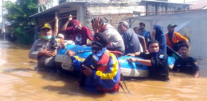 
					Kondisi banjir di Dumek dan Pontir, Kecamatan Bojongsari, Kota Depok sejumlah relawan evakuasi korban. 