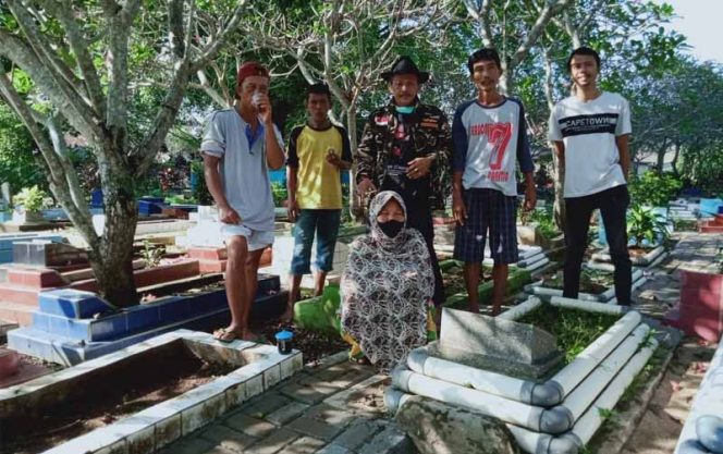 
					Usai aksi bersih warga foto bersama di Makam Ratujaya.