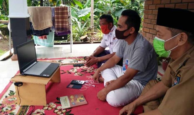 
					Lurah Cinangka, Naiman bersama Ketua RW 06, Dedi Nurhadi saat teleconference bersama Satgas Covid-19 tingkat Kota.