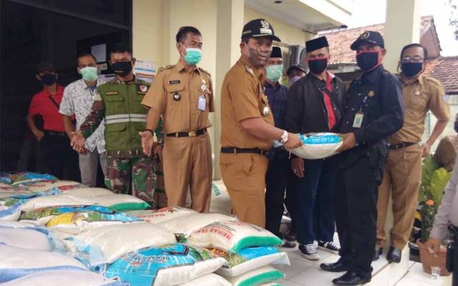 
					Camat Bojongsari, Dede Hidayat menyerahkan bantuan beras dari pengusaha di wilayah Kelurahan Curug kepada perwakilan pengurus lingkungan.