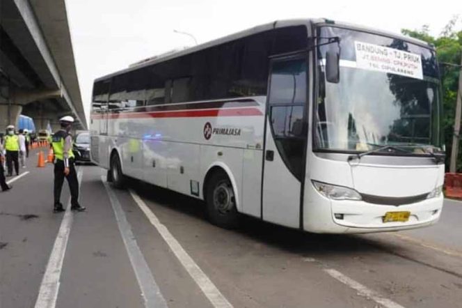 
					Ratusan bus terpaksa putar balik karena hendak keluar wilayah Kabupaten Bekasi.