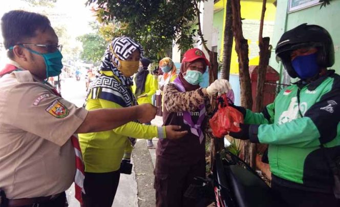 
					Euis Nurhayati selaku Ketua Kwaran Pramuka Bojongsari menyerahkan bantuan kepada Ojol. 