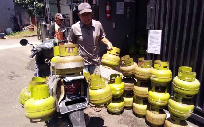 
					Musa, pedagang eceran gas 3 kg, tengah membeli gas di penyalur di kawasan Sawangan Baru, Kecamatan Sawangan, Kota Depok.