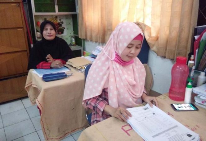 
					Elmi Suwari bersama rekannya, Hj. Heriyanti guru honor yang rumahnya di Kecamatan Maja, Kabupaten Lebak, Provinsi Banten. Setiap harinya mengajar di SDN Pondok Petir 01, Kota Depok.