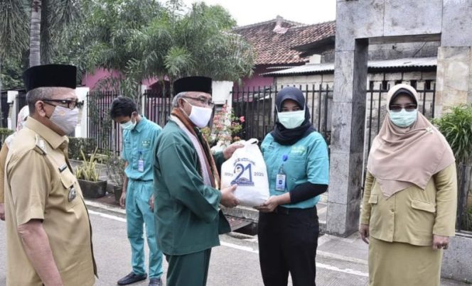 
					Wali Kota Depok, Mohammad Idris didampingi Camat Sawangan, Herry Restu Gumelar menyerahkan bingkisan sembako kepada petugas RSUD Kota Depok.