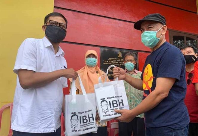 
					Imam Budi Hartono selaku Ketua Komisi IV DPRD Jawa Barat (kiri) perjuangkan penambahan kuota bantuan untuk warga Depok dari Pemprov Jawa Barat.