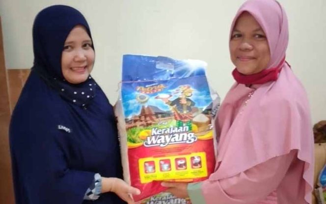 
					DPC KWARTAB JJB Kota Depok, memberikan bantuan sembako berupa beras 10 Kilogram kepada warganya.