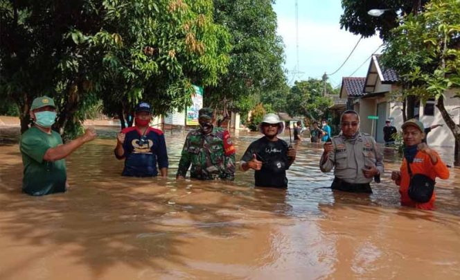 
					Sejumlah anggota JKU di lokasi banjir usai membantu evakuasi warga Vila Pamulang.