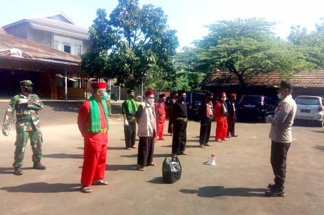 
					Kapolsek Sawangan, Kompol Suprastyo memberikan arahan kepada pengurus dan anggota KOOD sebelum melakukan kegiatan bagi-bagi masker.