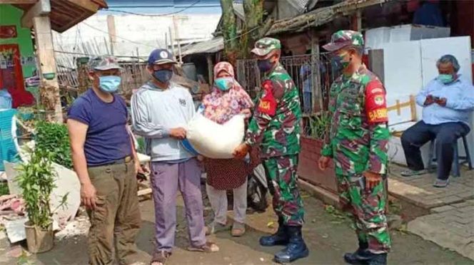 
					Babinsa Koramil Sukmajaya menyerahkan bantuan kepada Tati Masinah, warga Kalimulya, Kecamatan Cilodong yang rumahnya roboh akibat lapuk di makan usia.