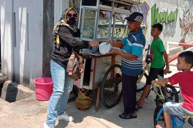 
					PIRA Kota Depok membagikan ratusan nasi bungkus dengan keliling kampung.