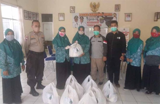 
					Ketua PKK Bojongsari Mayang Widiansari secara simbolis menyerahkan paket sembako kepada Nopi Susanti, Ketua PKK Kelurahan Pondok Petir di aula kelurahan setempat.