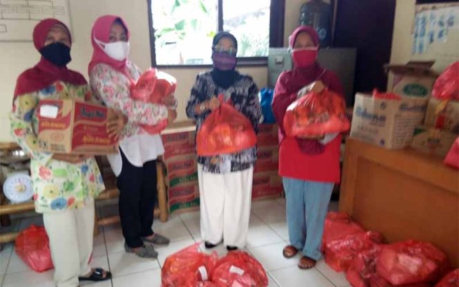 
					PKK RW 06, Kelurahan Pondok Petir siap menyerahkan bantuan.