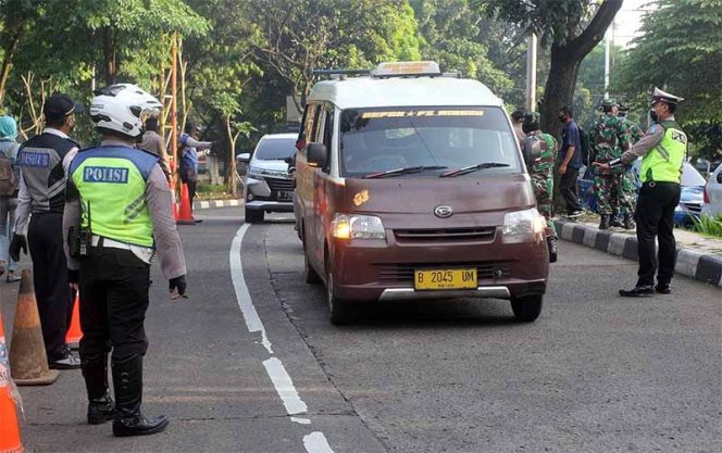 
					PSBB di Kota Depok belum berjalan optimal di hari pertama.