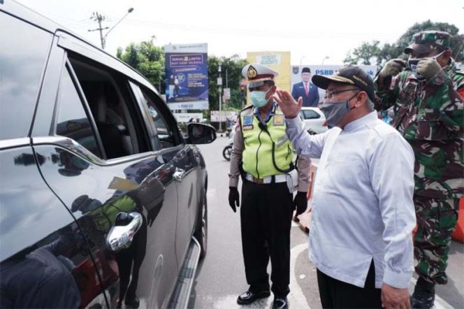 
					Wali Kota Depok, Mohammad Idris, meninjau langsung pelaksanaan PSBB di hari kedua.