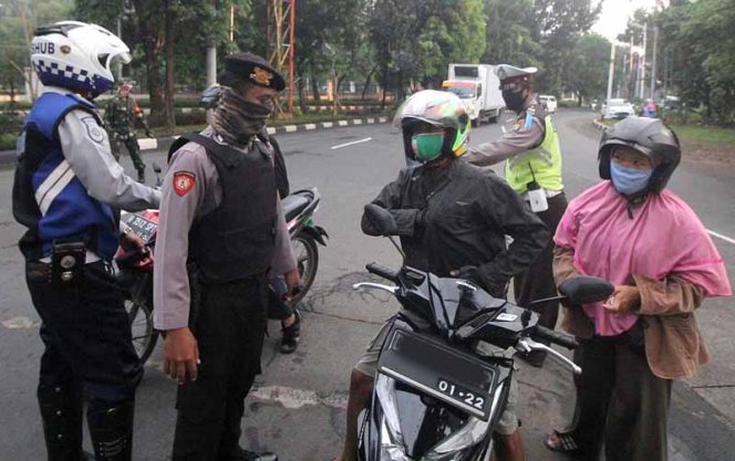 
					Pemotor berboncengan dihentikan di kawasan Jalan Margonda lantaran belum tertib laksanakan PSBB.