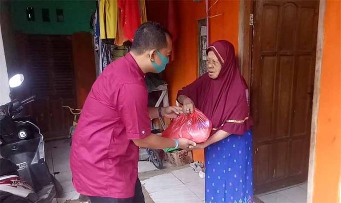 
					PEDULI : Ketua DPC Partai Gelora Kecamatan Tapos, Salahudin Yuswa secara langsung mendistribusikan paket sembako ke masyarakat terdampak Covid-19 di wilayahnya, Senin (27/4). 