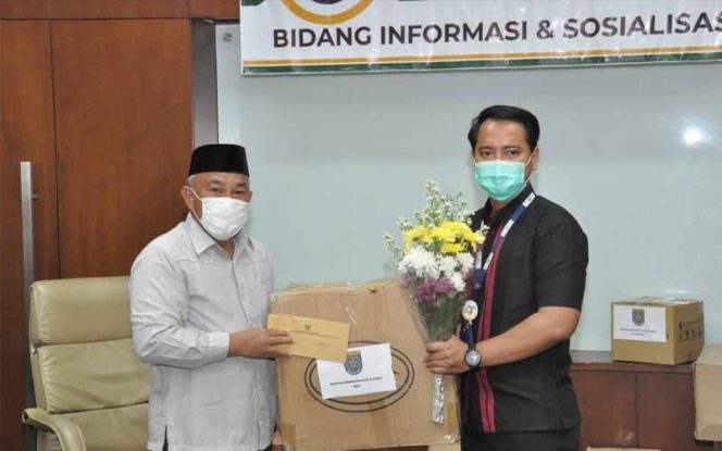 
					Wali Kota Depok, Mohammad Idris menyerahkan bantuan berupa 305 set APD cover all, 305 sarung tangan dan 153 kaca mata.