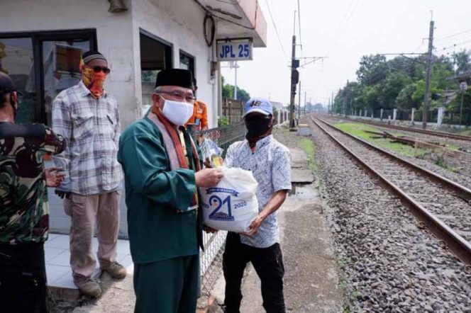 
					Wali Kota Depok, Mohammad Idris memberikan bantuan sembako kepada penjaga pintu KA.