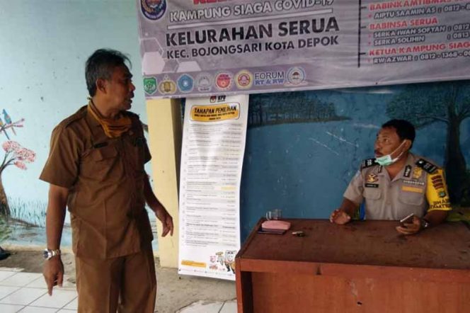 
					Aparatur Kelurahan Serua saat koordinasi dengan Bhabinkamtibmas.