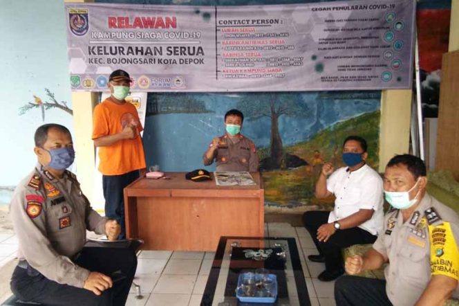 
					Aparatur Kelurahan Serua saat koordinasi dengan Bhabinkamtibmas.