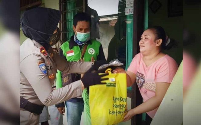 
					Ipda Santy, Polwan di Polres Metro Depok. Dengan menyisihkan gajinya, Ipda Santy membeli Sembako dan mengantarkan sendiri paket tersebut kepada warga Cilodong, Kota Depok. (FOTO : Istimewa)